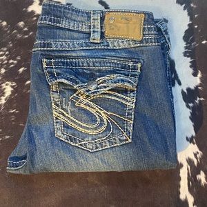 Silver brand jeans from the buckle women’s size 20 distressed